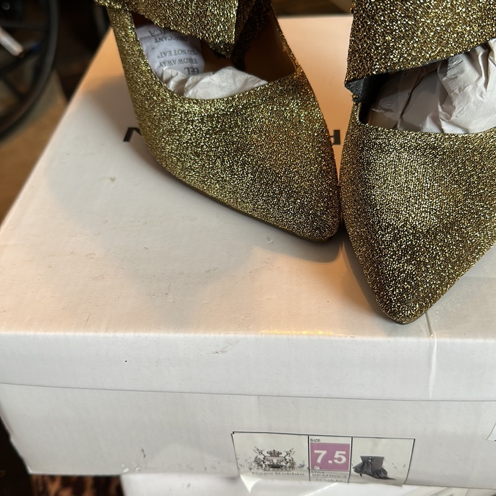 Shoes - Picture 4 of 4